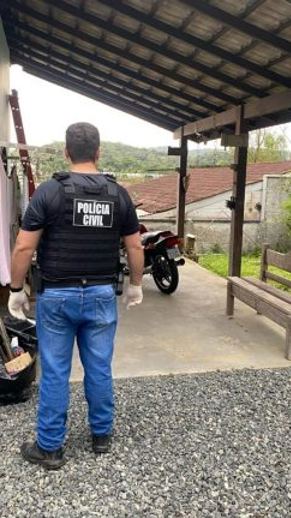 Cachorro quase perde um olho após disparos de influenciadora contra cão em SC, aponta investigação