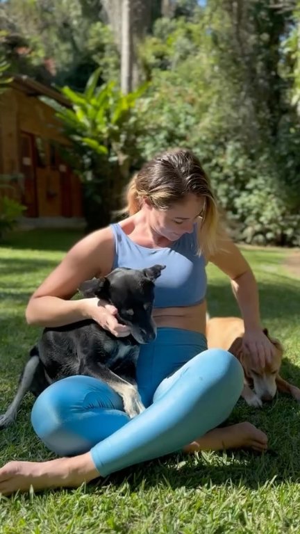 Paolla Oliveira brinca ao lado dos pets em novos registros; veja