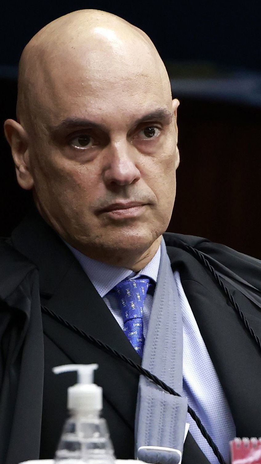 Moraes pede vista em julgamento sobre viagem de pets na cabine de aviões